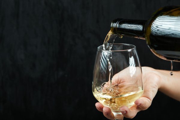 Come si versa il vino